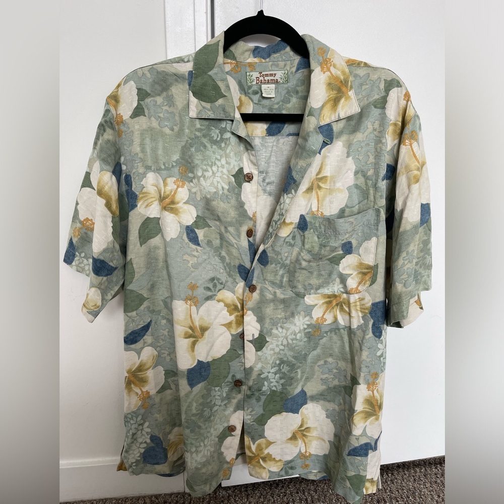 Tommy Bahama 100% silk short sleeve button up